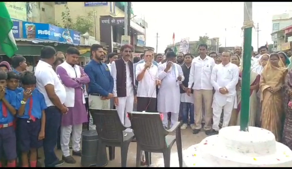 77 वा स्वंत्रता दिवस हर्ष उल्लास के साथ मनाया गया गंडई में चौक पर दी गई तिरंगे को सालामी…..!!