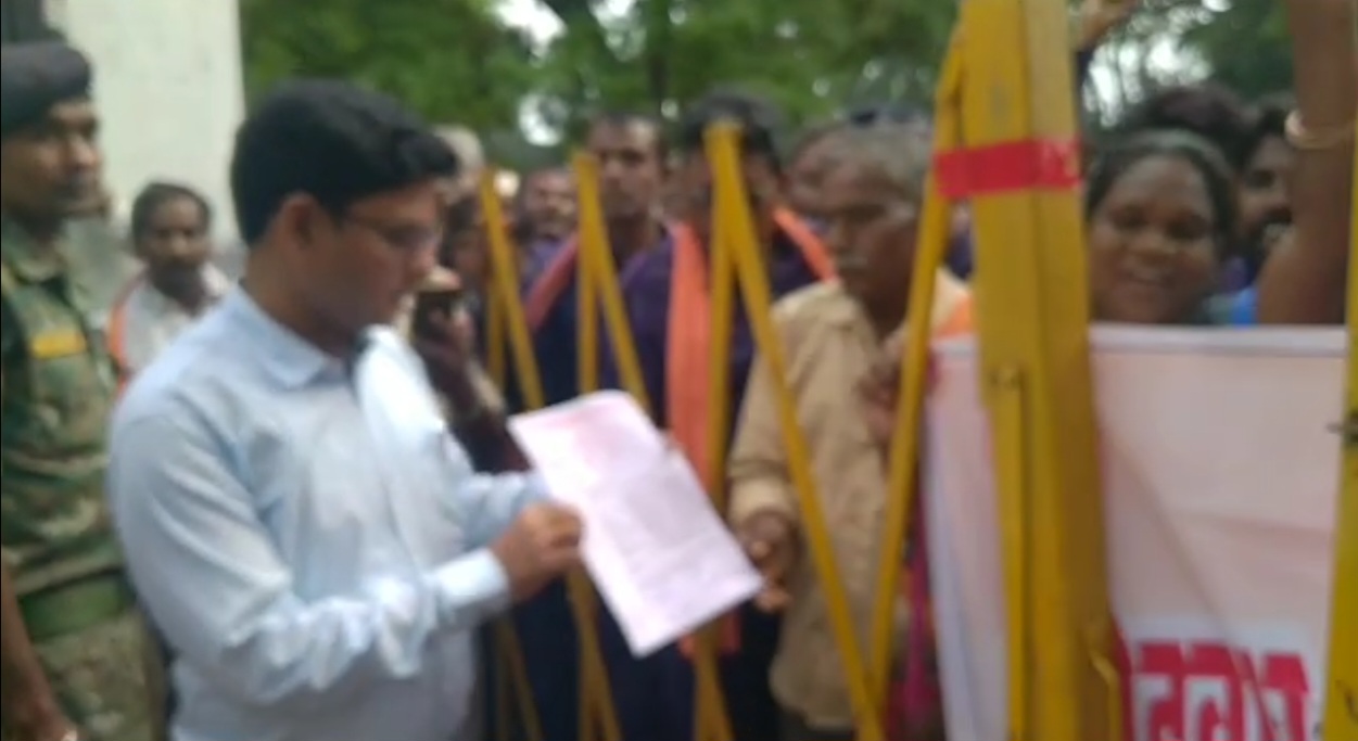 एसडीएम से नाराज कोटवारों ने रैली निकाल कलेक्टर को सौंपा ज्ञापन…..!!