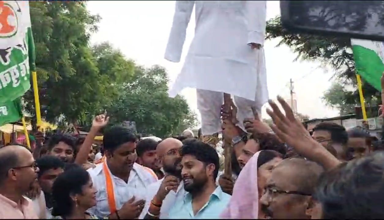 देश बढती महंगाई को लेकर युवा काग्रेंस ने प्रधानमंत्री का पुतला फूंका……!!