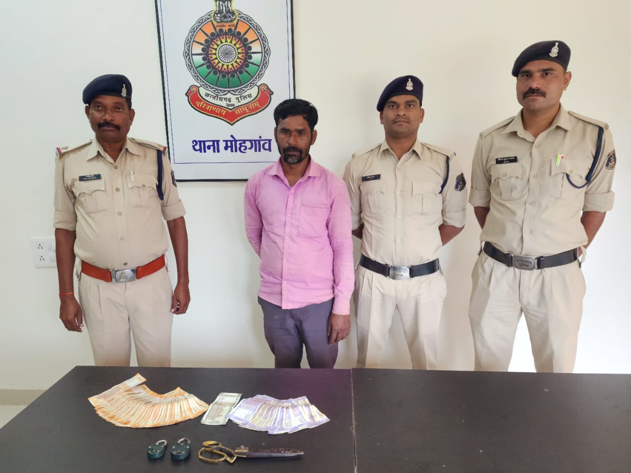 सुने घर का ताला तोड़कर नगदी चुराने वाला पुलिस हिरासत में…….!!