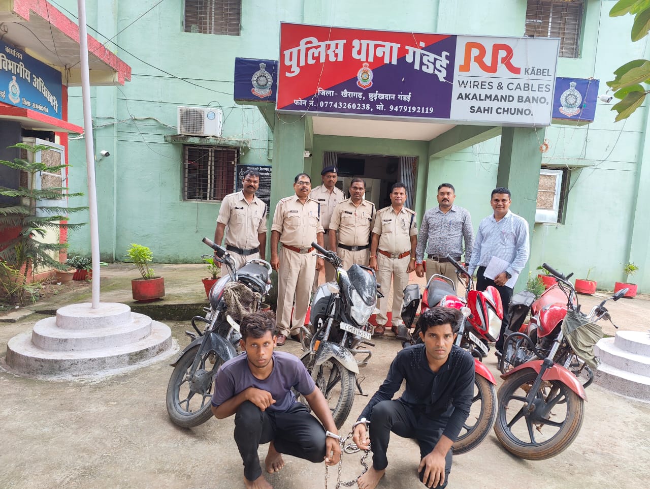 गण्डई मोटर सायकल के शातिर चोरों को किया गया गिरफ्तार…….