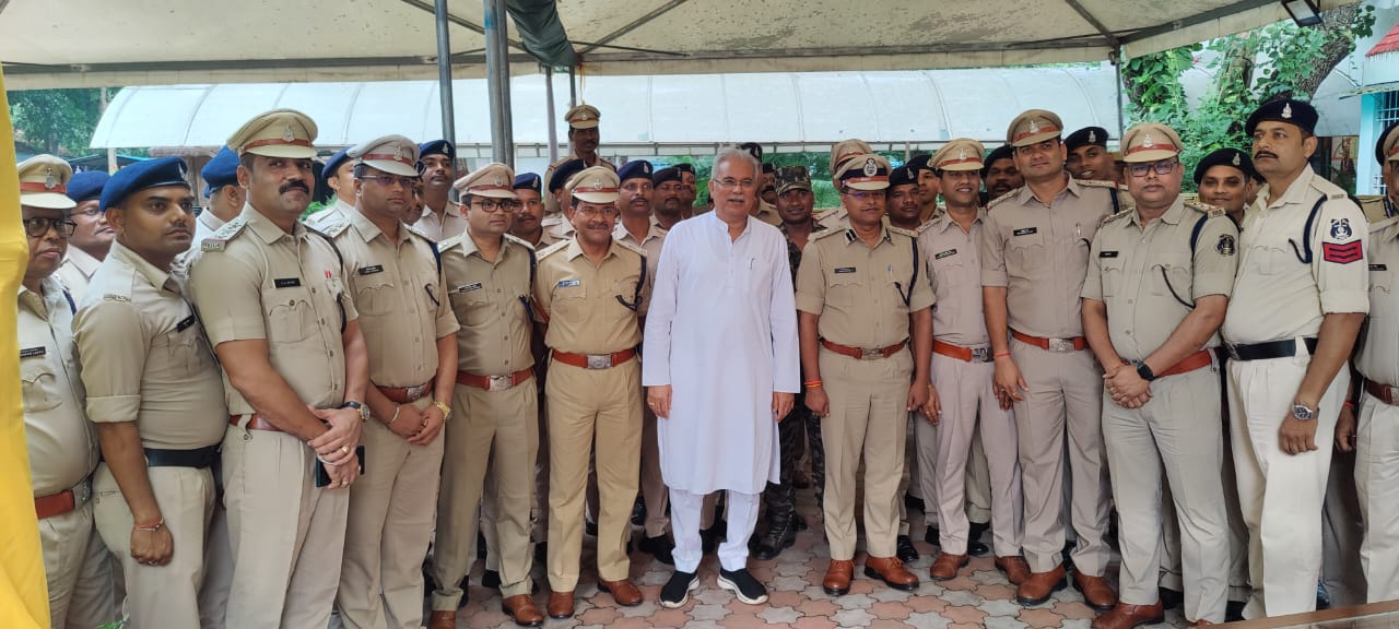 प्रदेश के कका भूपेश बघेल ने रायगढ़ पुलिस के कर्मचारियों को दिया तोहफा , आउट ऑफ टर्न प्रमोशन, वेतन वृद्धि सहित ईनाम देने की&nbsp;घोषणा…