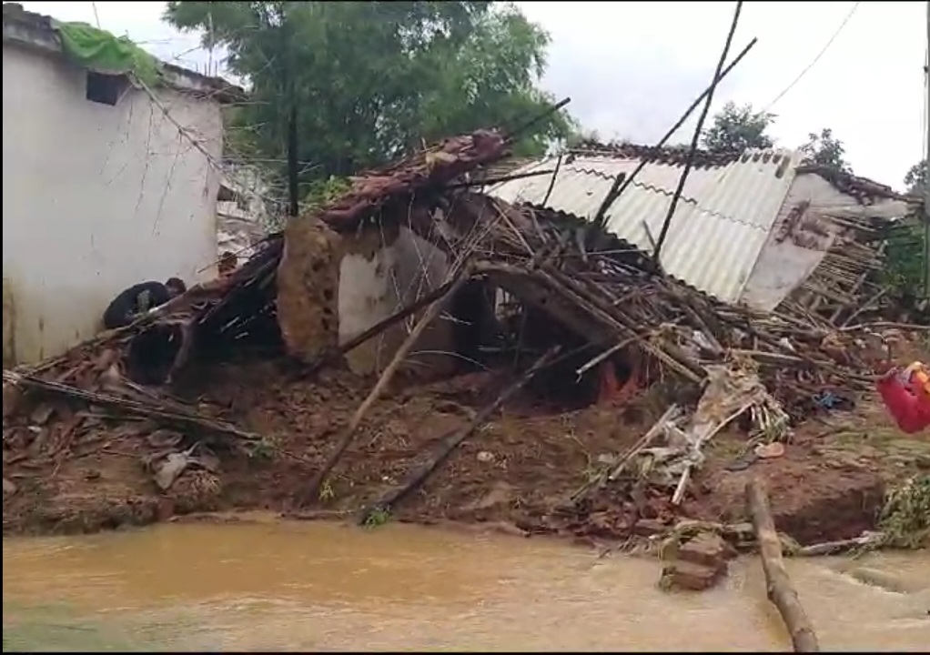 बांध के टूटने से कई घरों के लोग हुए बेघर कलेक्टर एसपी सहित, जनप्रतिनिधियों ने लिया ,जायजा जल्द मिलेगा मुआवजा……!!