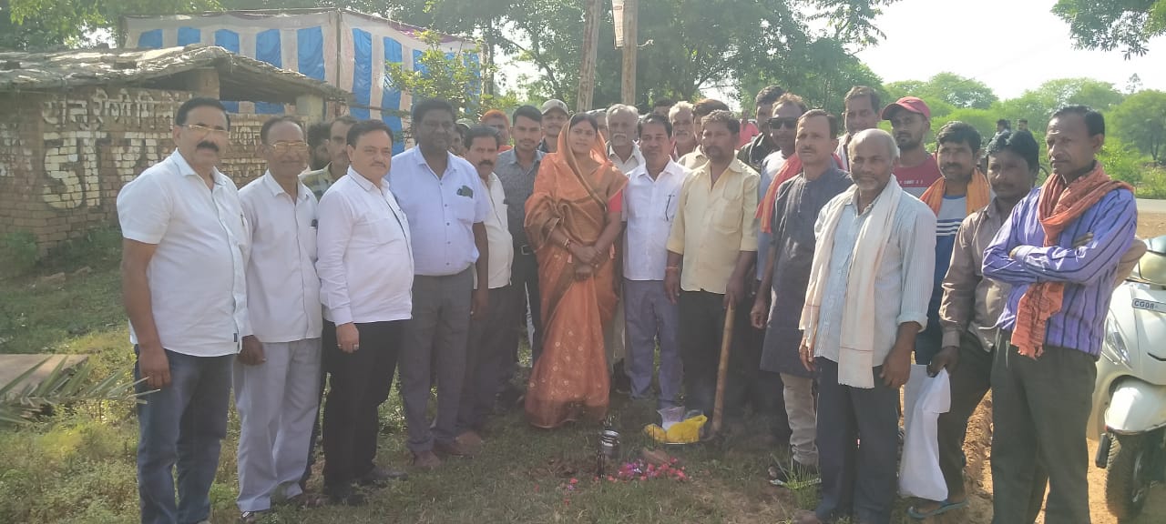 देवपुरा से बेन्द्री पहुच मार्ग का हुआ, भूमि पूजन खैरागढ कृषि उपज मंडी अध्यक्ष श्रीमति दशमत उत्तम जंघेल के हाथों…….!!