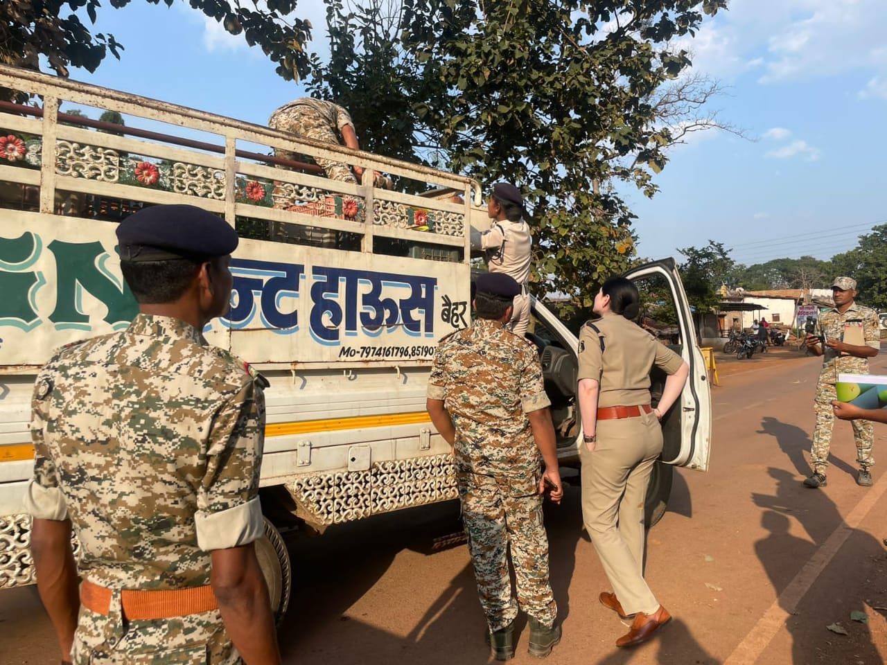 चुनाव के मद्देनजर नक्सल प्रभावित क्षेत्रों का पुलिस अधीक्षक ने किया निरिक्षण…..!!