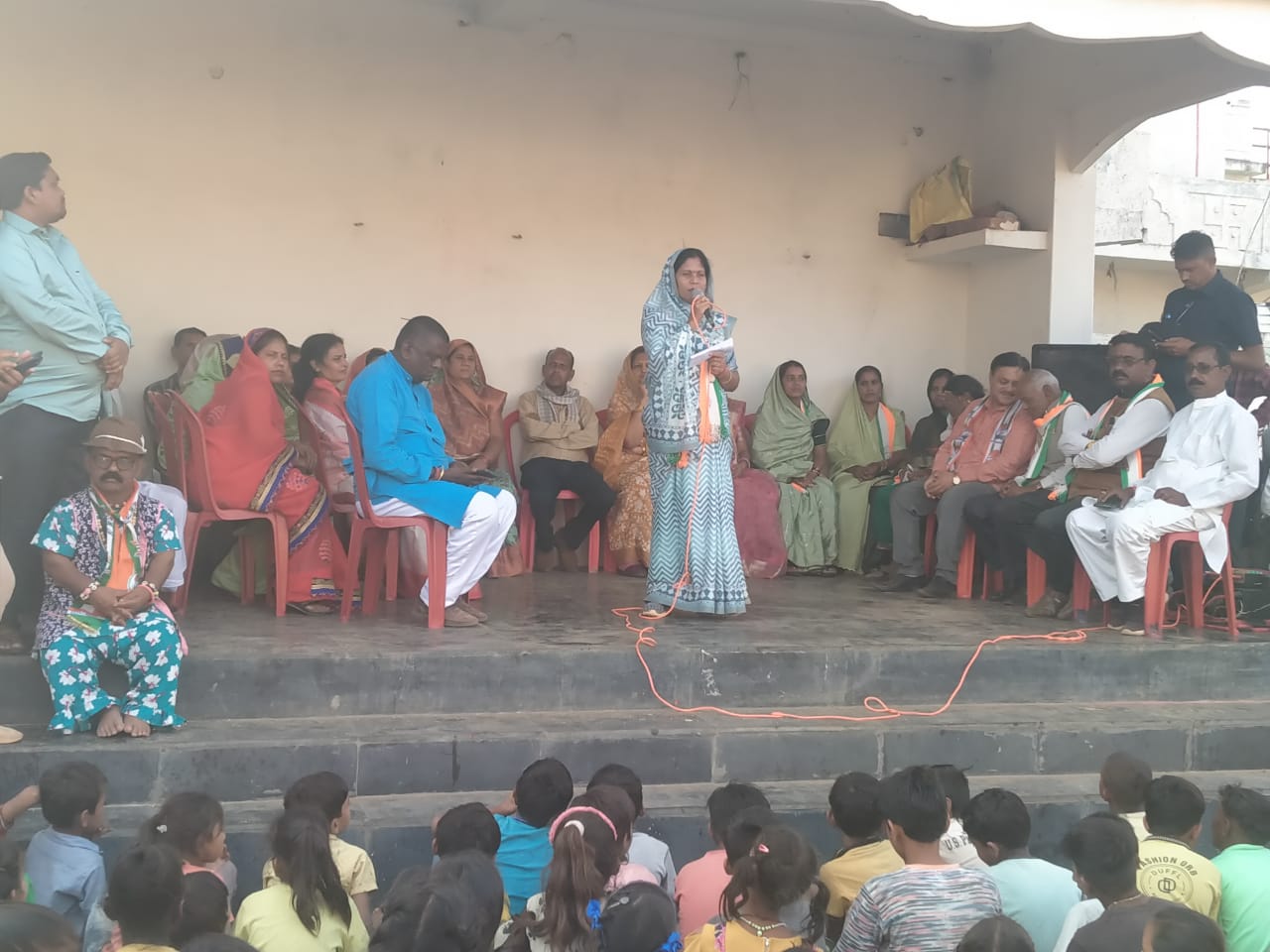 कांग्रेस प्रत्याशी योशदा निम्लबार वर्मा को मिल रहा है,समर्थन तूफानी जनसंपर्क शुरू कर दी……..!!