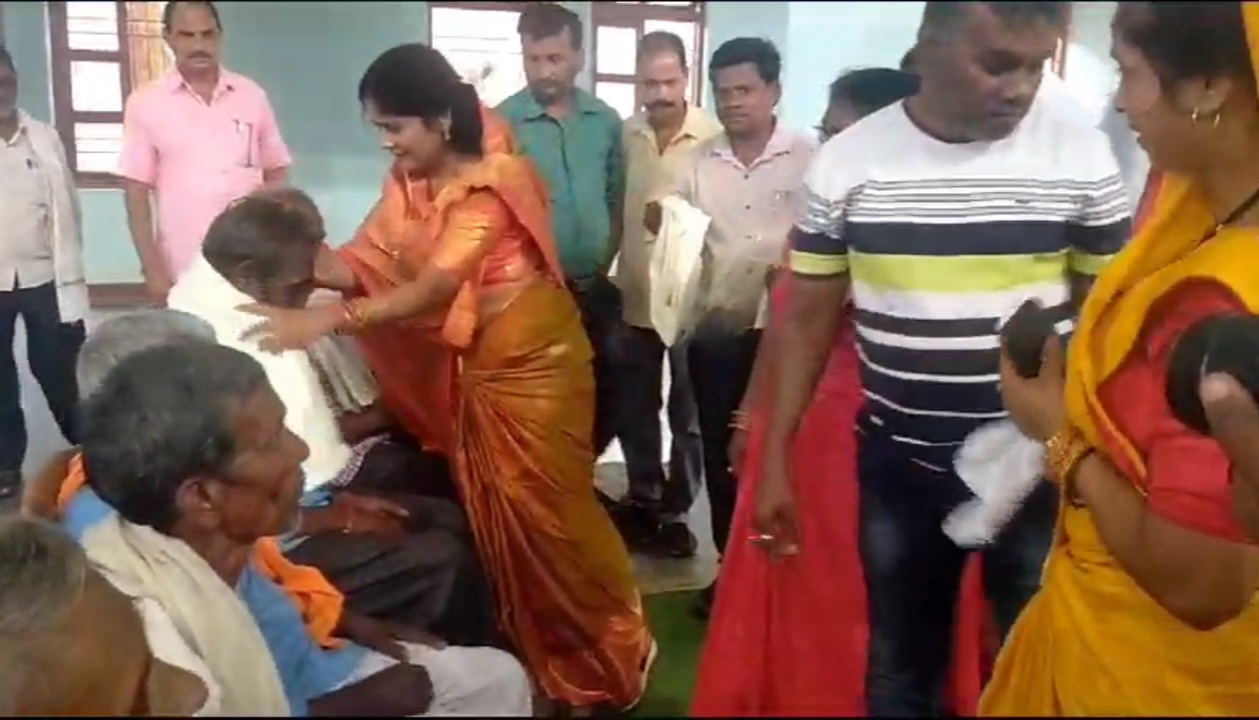 अंतरराष्ट्रीय वृद्धाजन दिवस पर समाज कल्याण विभाग द्वारा कार्यक्रम का सांस्कृतिक भवन खैरागढ़ में आयोजन हुआ……..!!