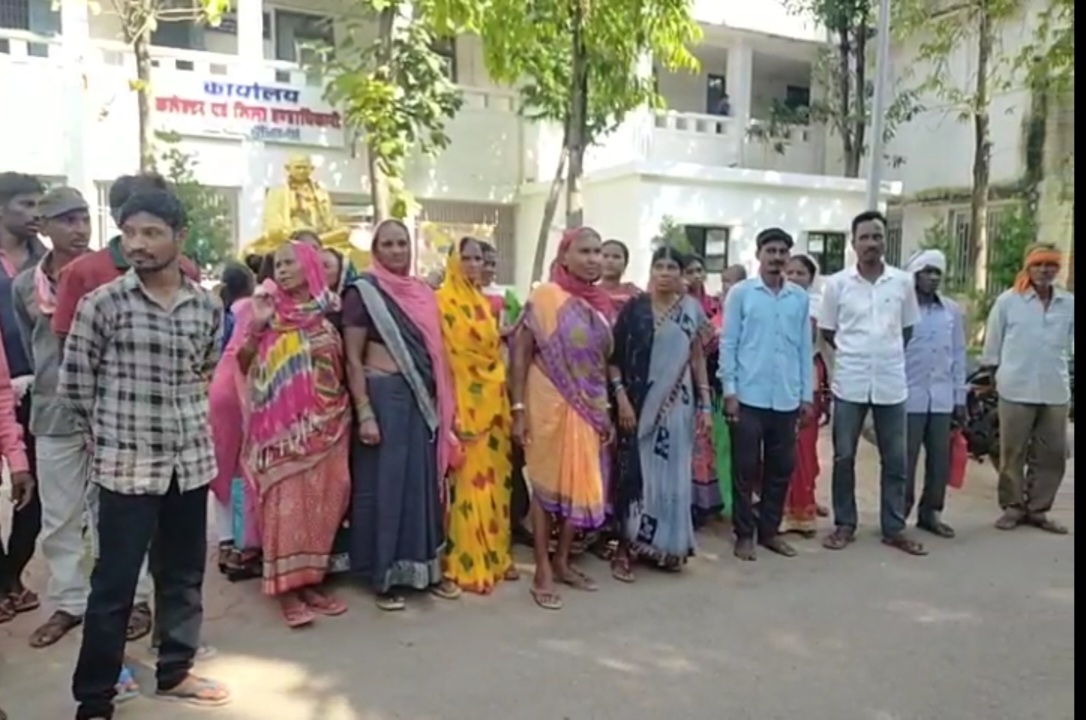 वन अंचल के पीड़ित लोगों को अभी तक नही मिला मुवाज़ा कलेक्टर गोपाल वर्मा ने कहा था, एक हफ्ते मिल जाएगा……!!