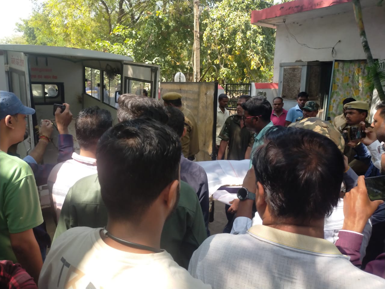 जिला पंचायत सीईओ के गनमैन ने खुद को मारी&nbsp;गोली…..!!