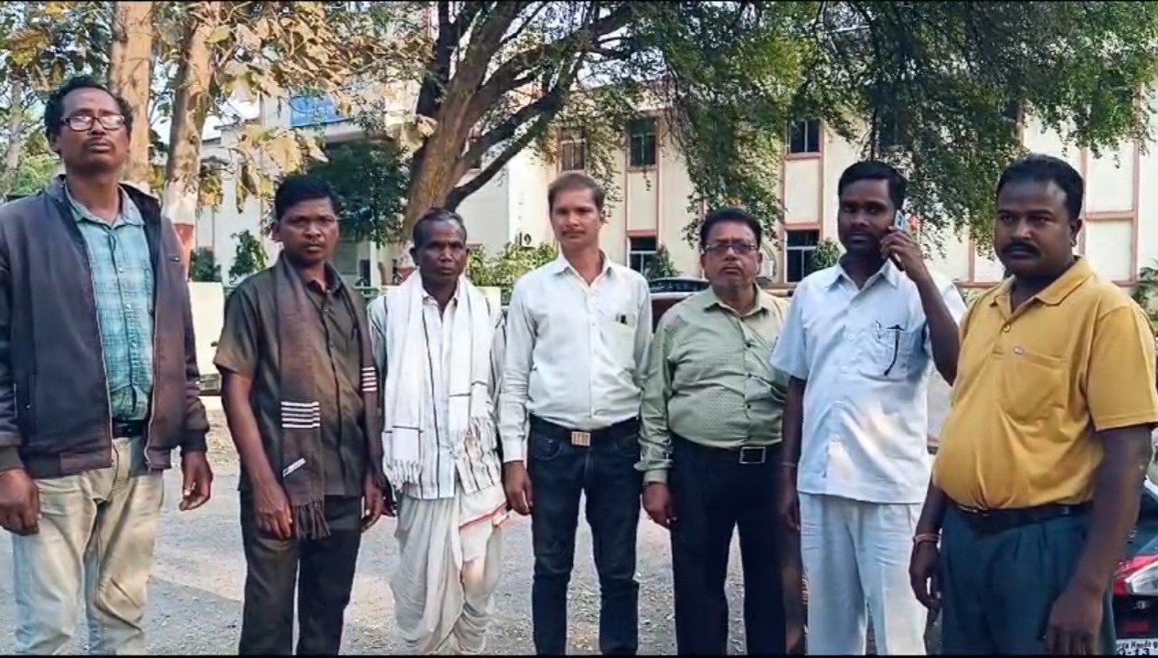 ग्राम विभाजन की मांग लेकर कलेक्ट्रेट पहुंचे ग्रामीण…….!!