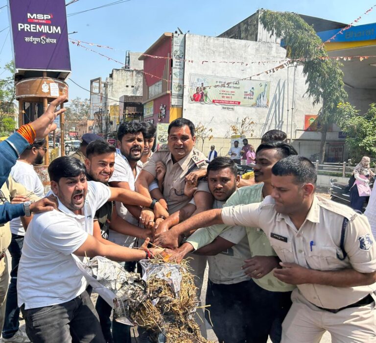 युवा काग्रेस ने किया गृह मंत्री का पुतला दहन……..यूँकाइयों ने कहा हत्या,बलात्कार ,गुंडागर्दी का गढ़ बन रहा छत्तीसगढ़, कवर्धा से लेकर सरगुजा तक जनता&nbsp;भयभीत