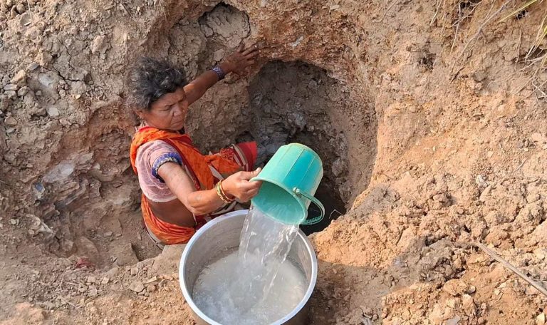 पानी की एक एक बूंद को तरस रहे है,इस गांव के 350 परिवार के&nbsp;लोग…..!!