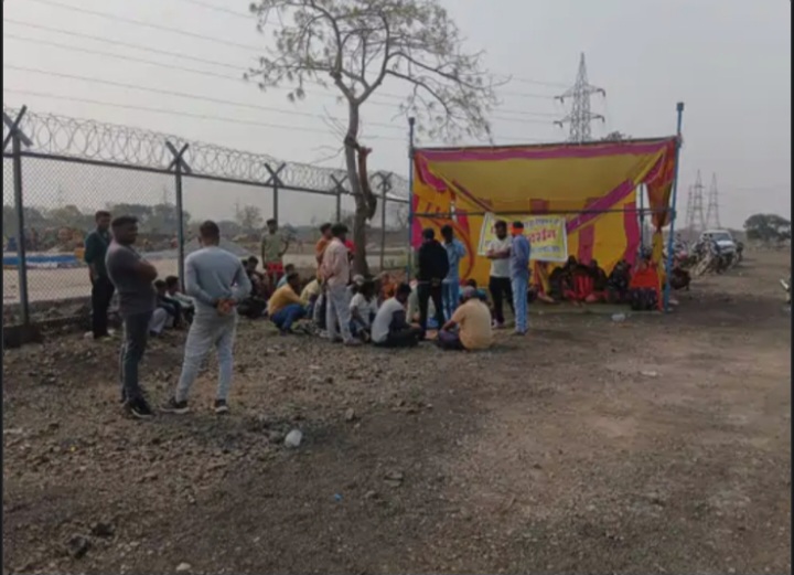 जिंदल गोद गांव के युवा…. रोजगार की मांग को लेकर कर रहे,25 दिनो से धरना&nbsp;प्रदर्शन