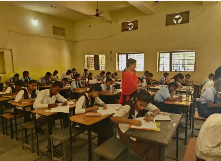 कक्षा 10 वीं हिन्दी विषय की परीक्षा सम्पन्न.. 12654 परीक्षार्थी उपस्थित एवं 476 परीक्षार्थी&nbsp;अनुपस्थित..