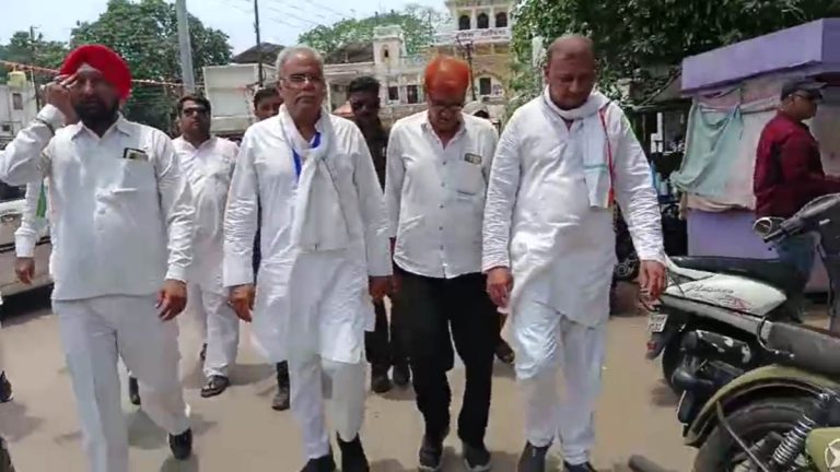 भूपेश बघेल को मतदान केन्द्र नही दिया जाने हुई, भाजपा कांग्रेस कार्यकर्ताओं के बीच धक्का –&nbsp;मुक्की