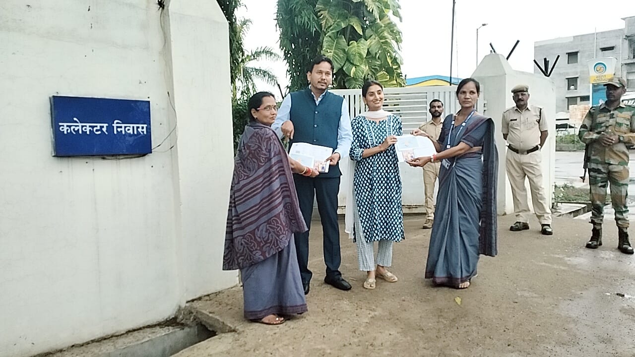 कलेक्टर एवं जिला निर्वाअधिकारी चंद्रकांत वर्मा को मिला चुनई तिहार का&nbsp;न्योता