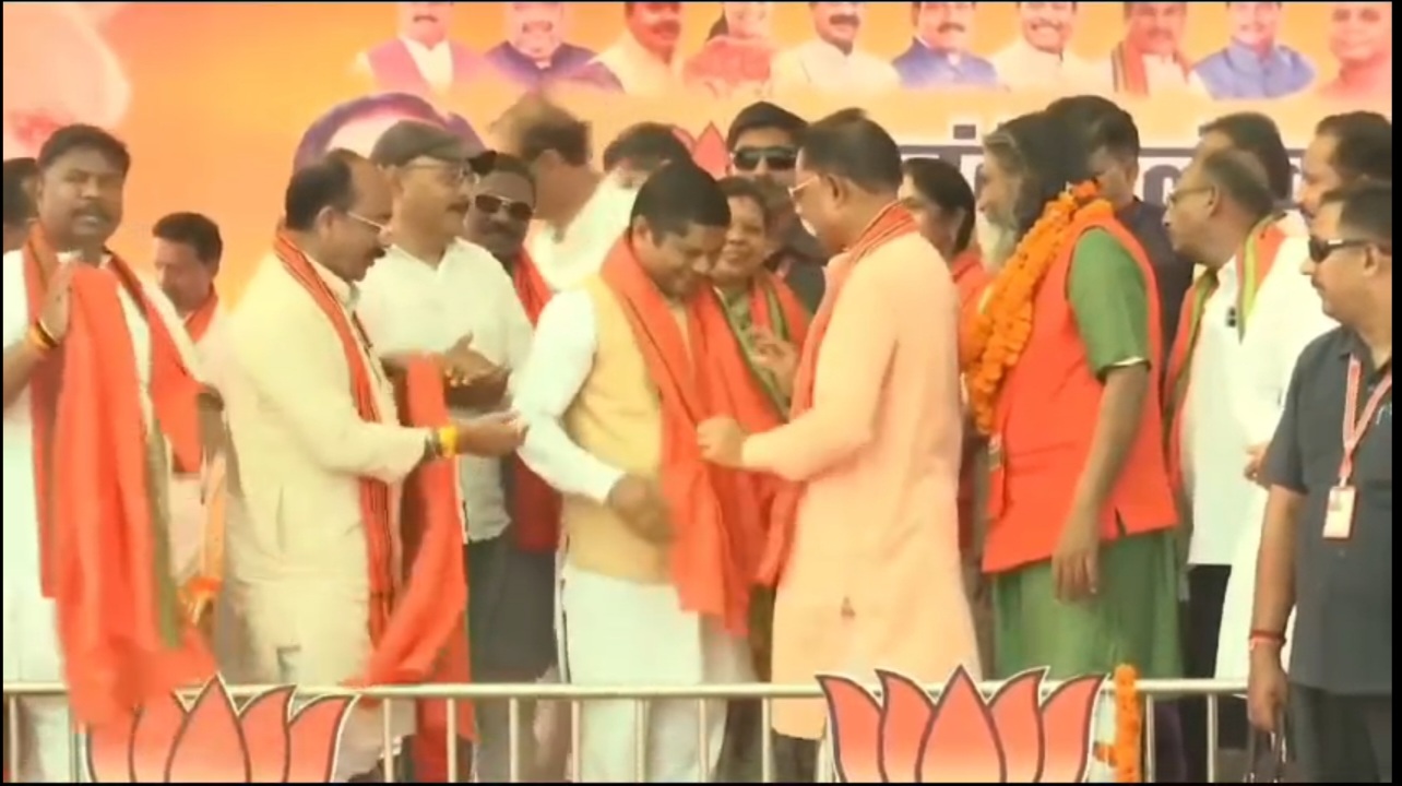 आम आदमी पार्टी के प्रदेश अध्यक्ष रहे कोमल हूपेंडी मुख्यमंत्री विष्णुदेव साय के समक्ष भाजपा में हुए&nbsp;शामिल