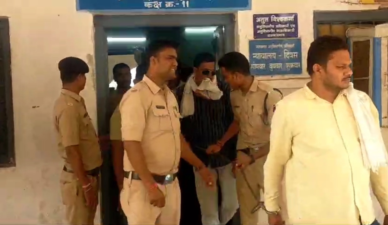 भूपेश बघेल के साथ पोलिंग बूथ&nbsp; टेडसरा में घुसने वाले कांग्रेस पदाधिकारी जेल&nbsp;गए….