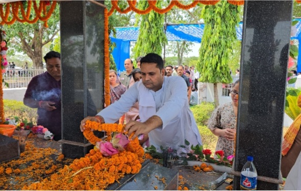 शहीद नंदकुमार पटेल और दिनेश पटेल की समाधि स्थल शांति बगिया में 11 वीं पुण्यतिथि पर विधायक उमेश पटेल ने दी&nbsp;श्रद्धांजलि