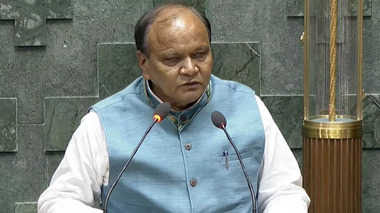 आधी रात लगी शराब की तलब, तो सांसद को मिला दिया फोन, छत्रपाल सिंह गंगवार बोले- दिल्ली से भिजवाता हूं……