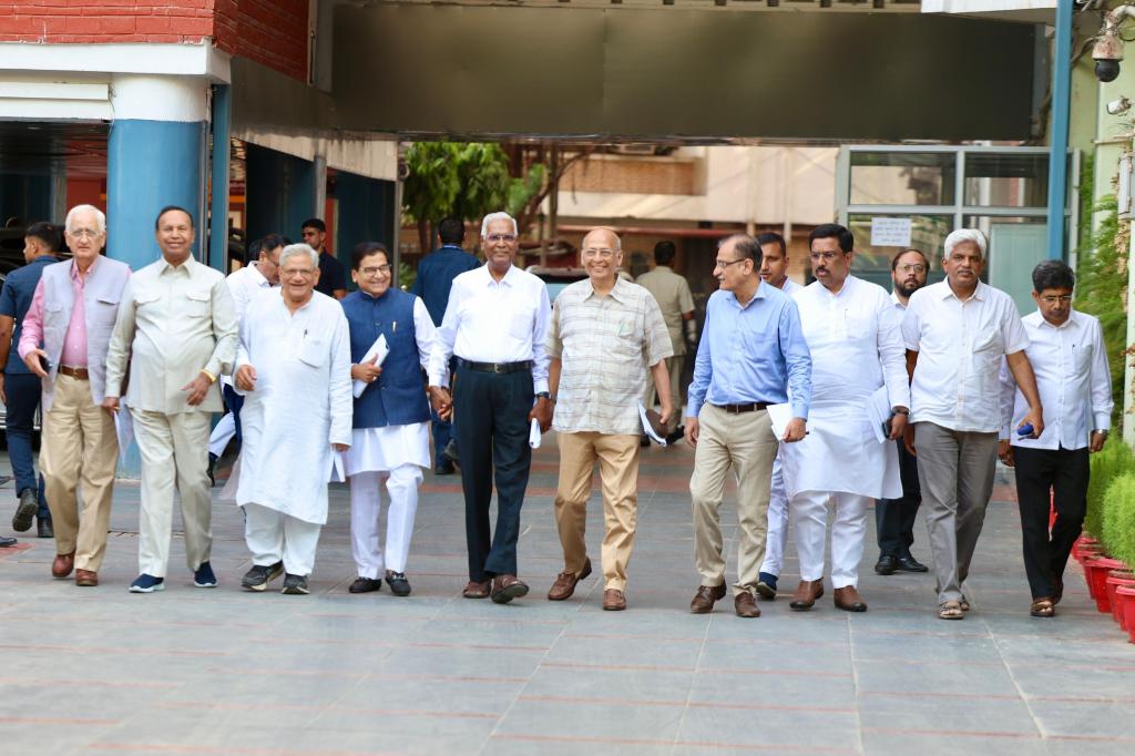 ईवीएम के वोटों की गिनती से पहले पोस्टल बैलेट के परिणाम घोषित हों :- इंडिया&nbsp;गठबंधन