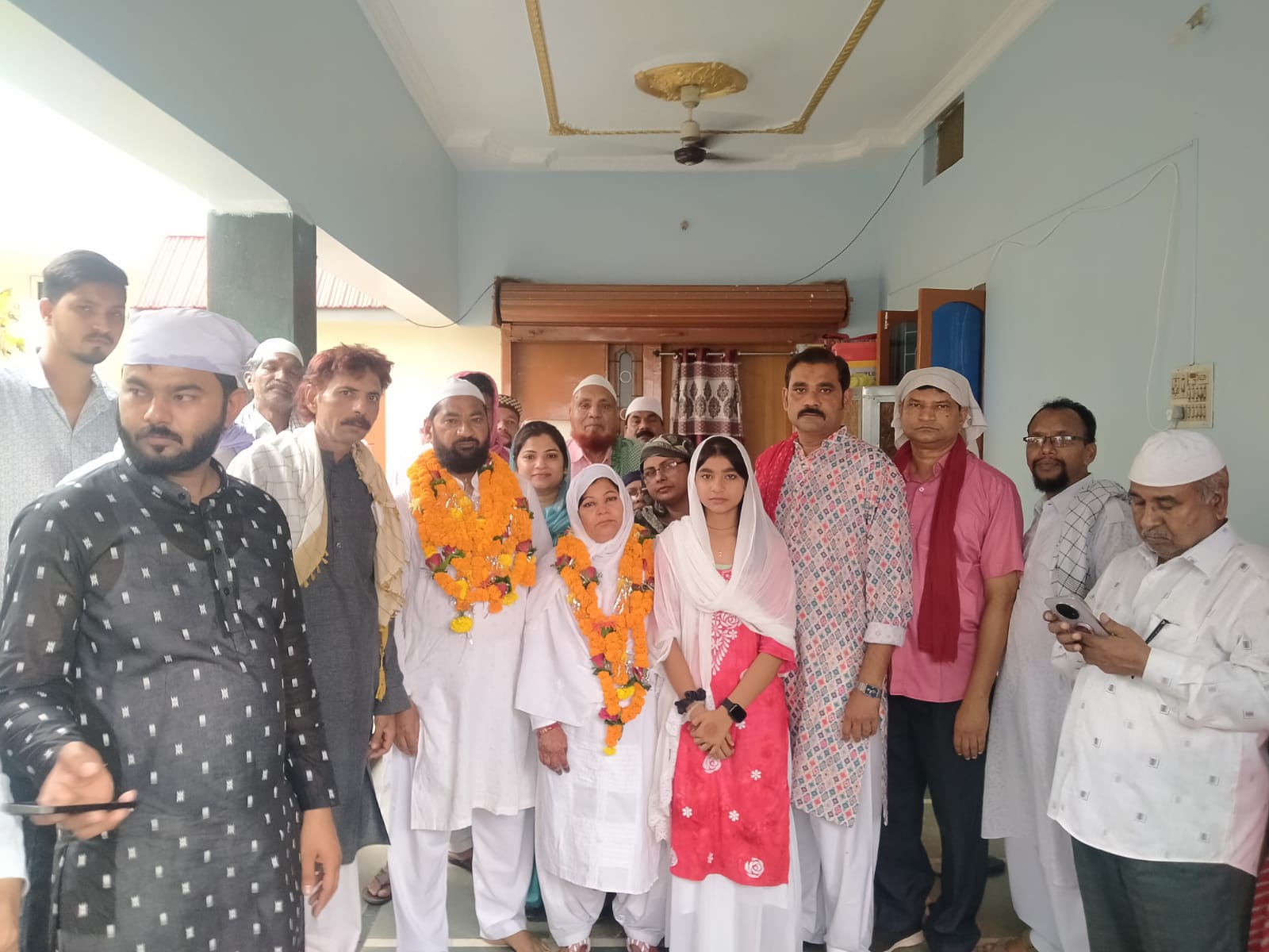 हज बेतुलाह के लिए रवाना हुए गंडई से मिर्जा मुश्ताक बेग साथ में उनकी&nbsp; शरीके हयात उनकी धर्म&nbsp;पत्नी