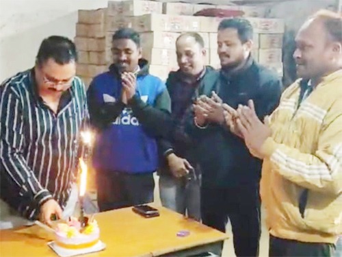 आबकारी प्लेसमेंट कंपनी के कर्मचारी अमित मिश्रा पर अबतक कठोर कार्रवाई क्यो… नही सवालो के घेरे में पुलिस कार्यप्रणाली……..