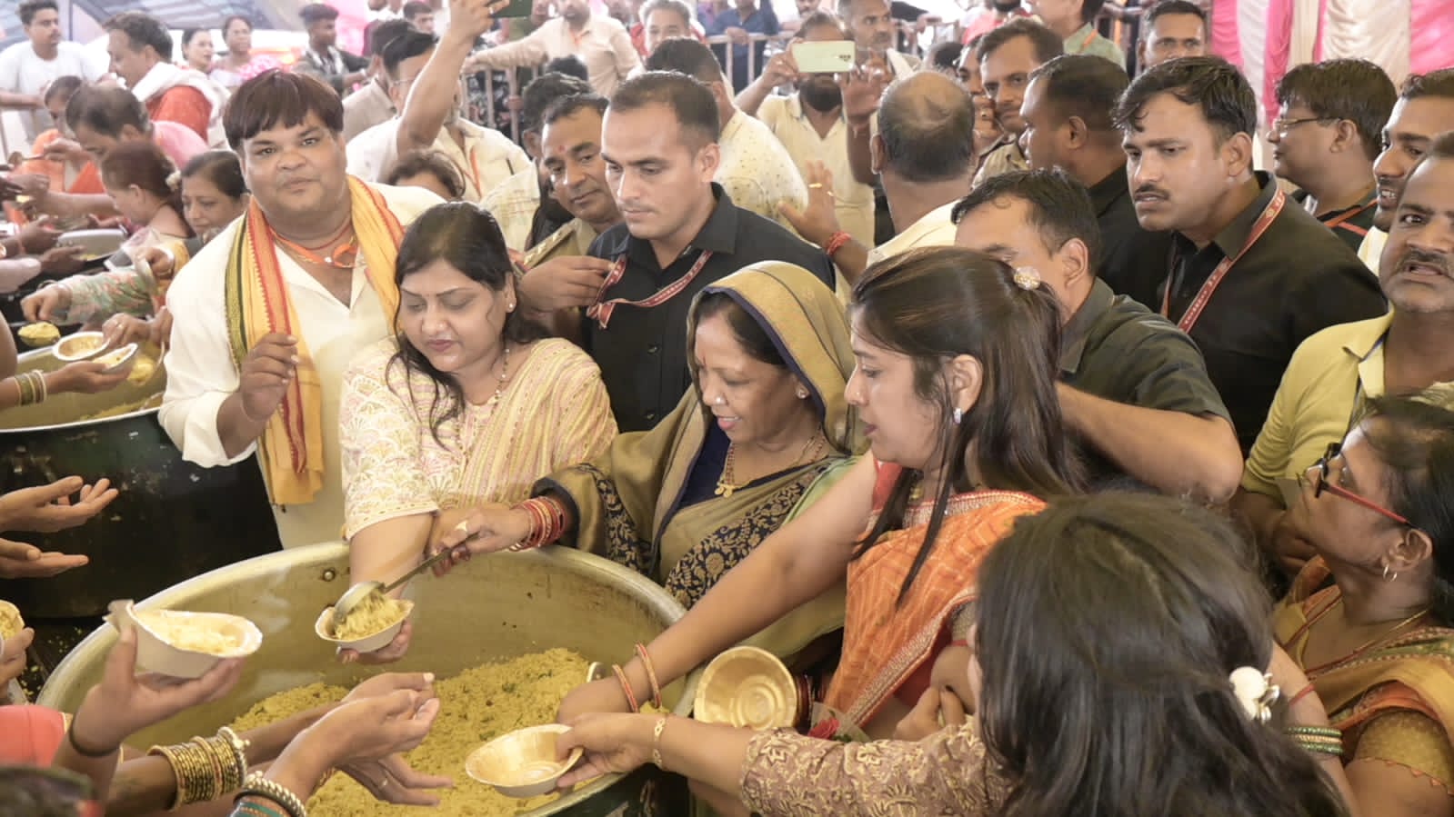 शिव पुरण सुनने पहुंची मुख्यमंत्री साय की धर्मपत्नी भक्तों किया, प्रसाद&nbsp;वितरण….
