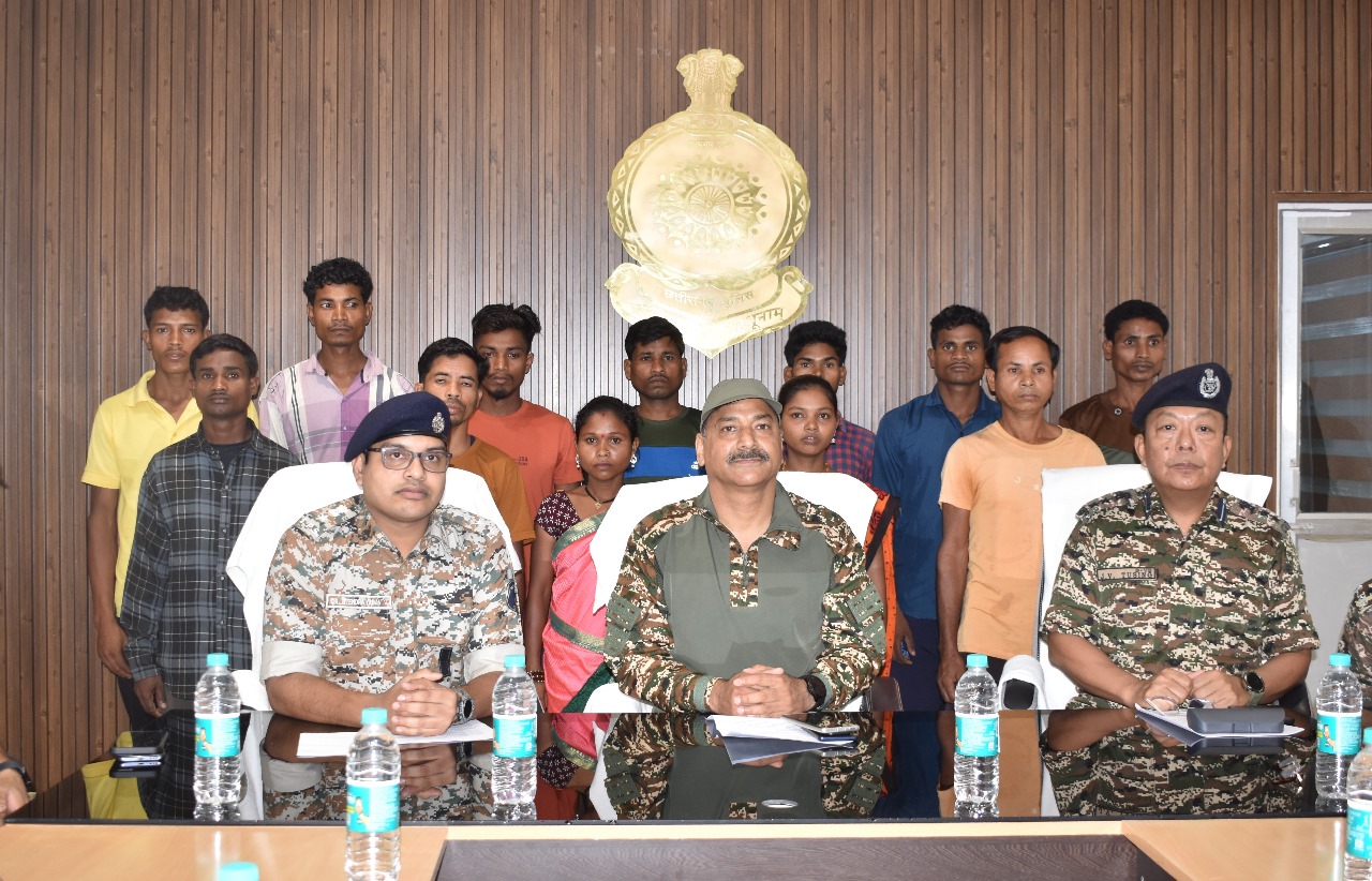 नक्सली दंपती सहित 12 माओवादीयों ने किया सरेंडर……