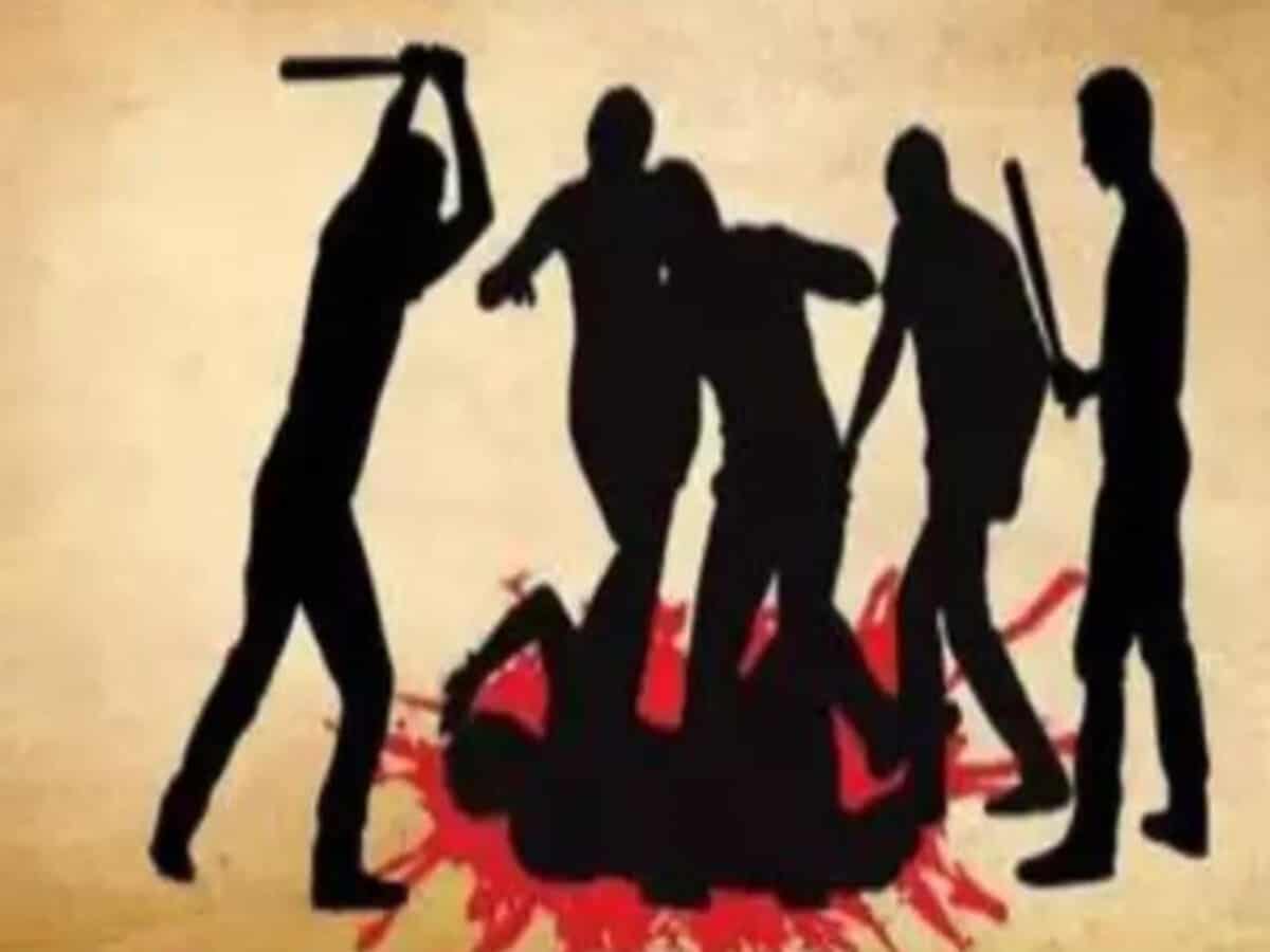 नकाबपोश बदमाशों ने डंडा से पीटकर खूबचंद बघेल कॉलेज के प्रोफेसर गंभीर घायल कर दिया……..