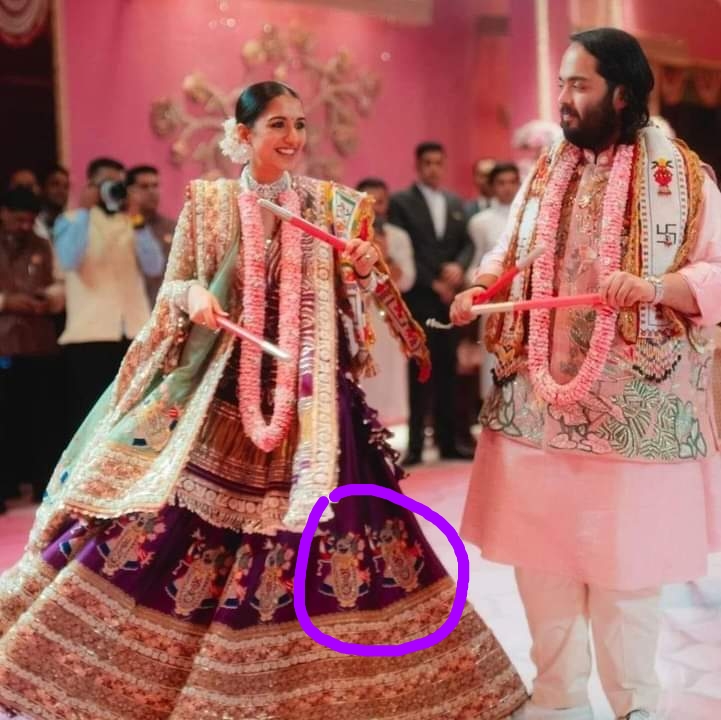 अंबानी परिवार की नई बहू ने डांडिया नाइट में पहना श्रीजी प्रभु का प्रिंटेड&nbsp;लहंगा….