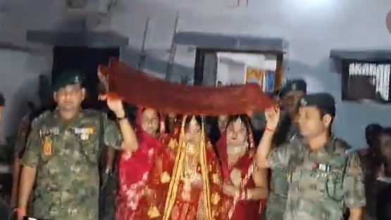 शहीद की बहन की शादी में पहुंचे CRPF जवान; निभाया भाई का फर्ज, लोगों की नम हुई,आंखें सोशल मिडिया विडियों हुआ वायरल…….