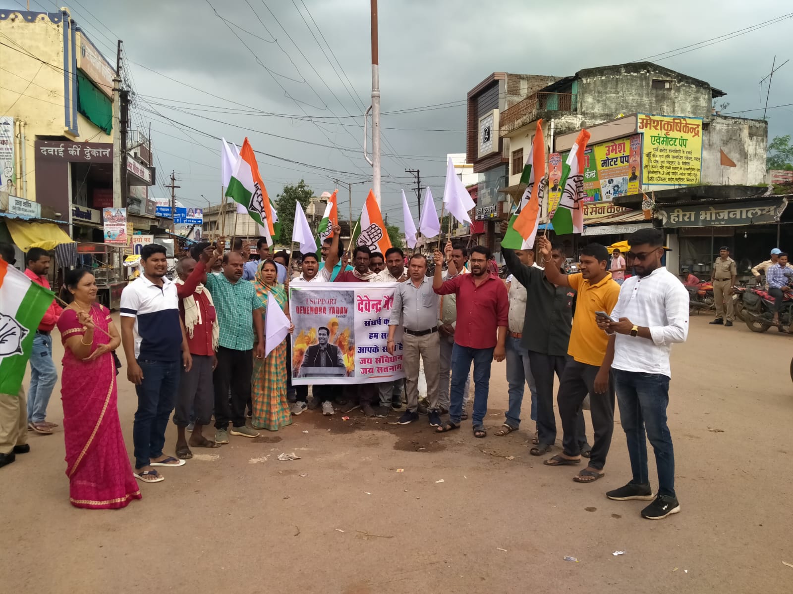 देवेंद्र यादव की गिरफ्तारी को लेकर कांग्रेस ने किया मुख्यमंत्री और गृह मंत्री का पुतला दहन……