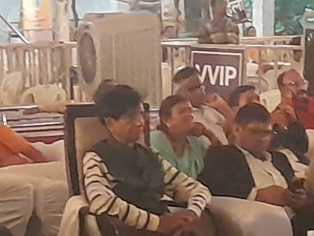 शिष्टाचार का पाठ पढ़ाने वाले प्रोफ़ेसर ने तोड़ा चक्रधर समारोह का प्रोटोकॉल…!!