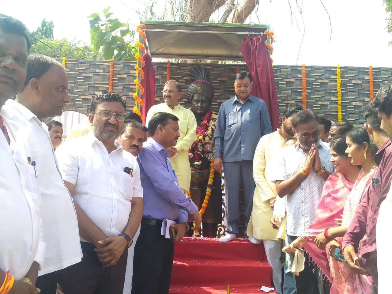 प्रभारी मंत्री के करकमलों से हुआ,छत्तीसगढ़ महतारी और स्व.देवव्रत सिंह की प्रतिमा का अनावरण……..!!