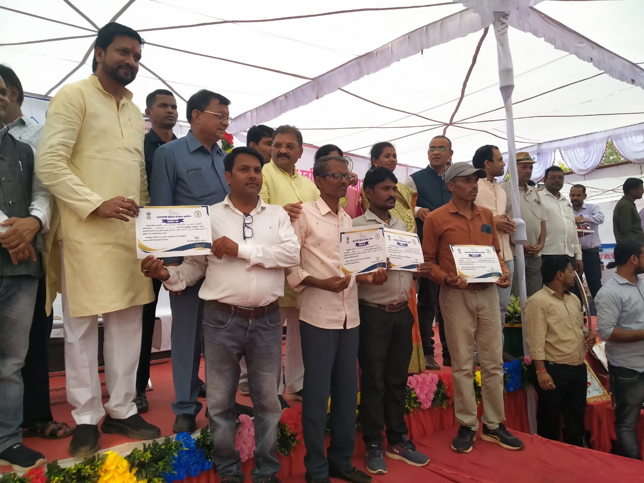 प्रभारी मंत्री ने दिया,आवास प्रमाण पत्र……