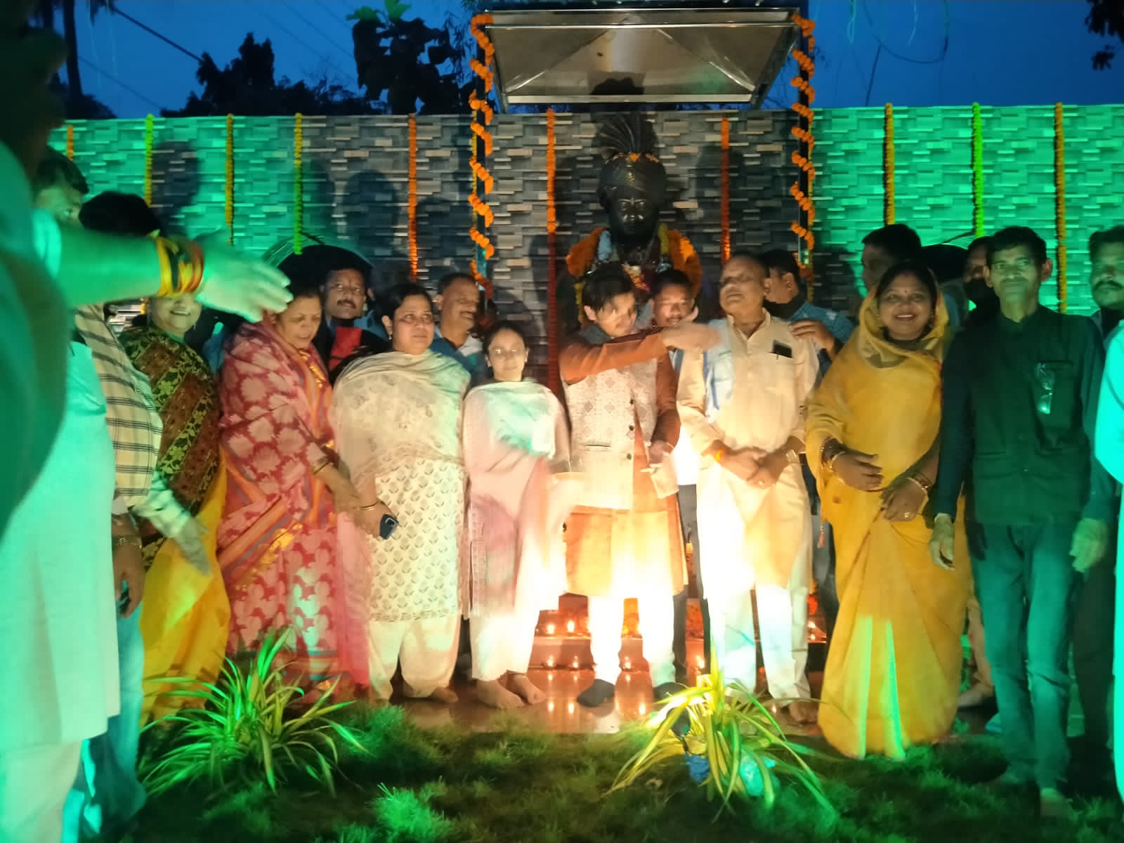 नम आंखों से अपनें पिता के प्रतिमा की पूजा अर्चना की बेटे बेटी ने……!!