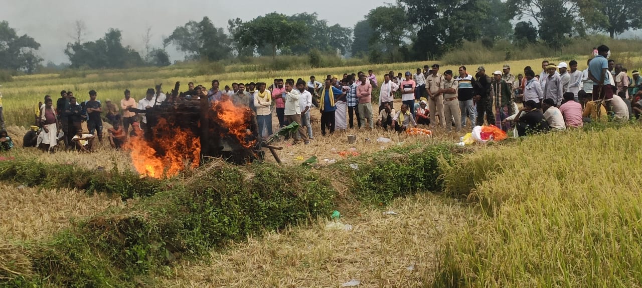 पुलिस जवान ओंकार ध्रुवे के अंतिम संस्कार में पहुँचे जनप्रतिनिधि और अंचलवासी, SP ने दी&nbsp;श्रद्धांजलि