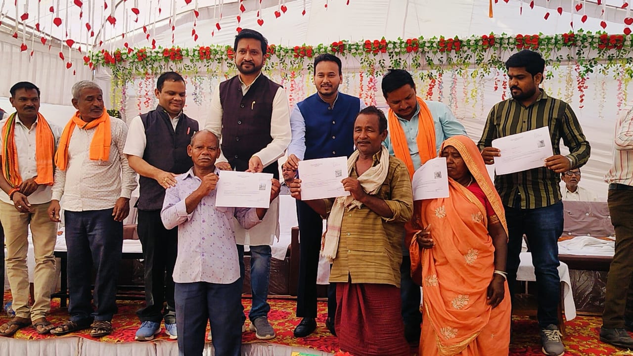 ठाकुरटोला में आयोजित जिला स्तरीय जनसमस्या निवारण शिविर में मिले 492 आवेदन में से 160 आवेदनों का मौके पर किया&nbsp;गया,निराकरण