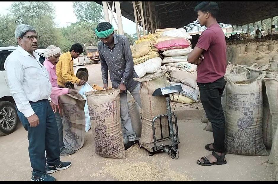 कलेक्टर ने गंडई धान खरीदी केन्द्र का औचक निरीक्षण किया, जताई नाराजगी…..