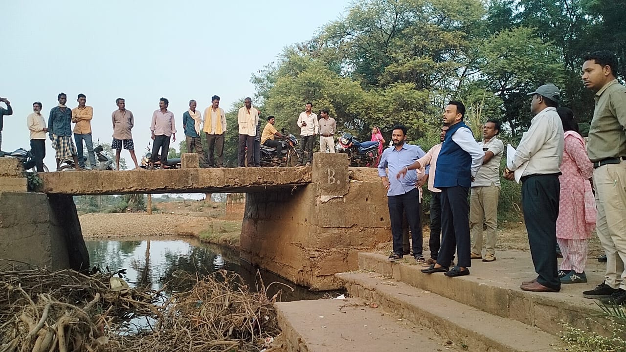 कलेक्टर ने दुल्लापुर और कृतबांस पुल का किया निरीक्षण…..