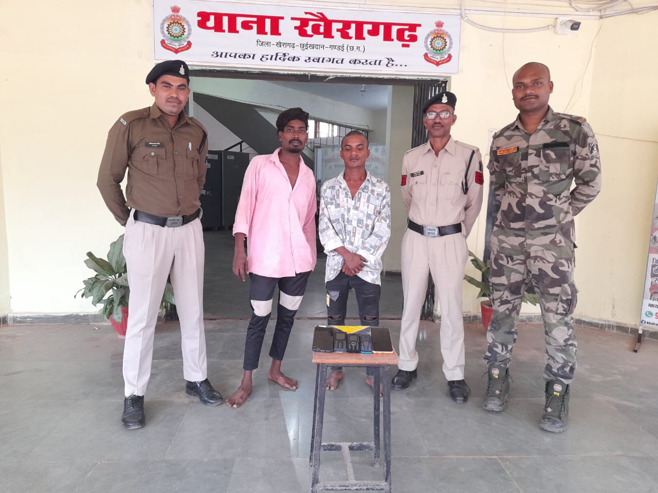 पुलिस अधीक्षक के निर्देशन में मोबाईल दुकान में चोरी करने वाले दो आरोपी गिरफ्तारआरोपियों के कब्जे से चोरी गए 05 नग मोबाईल बरामद…….