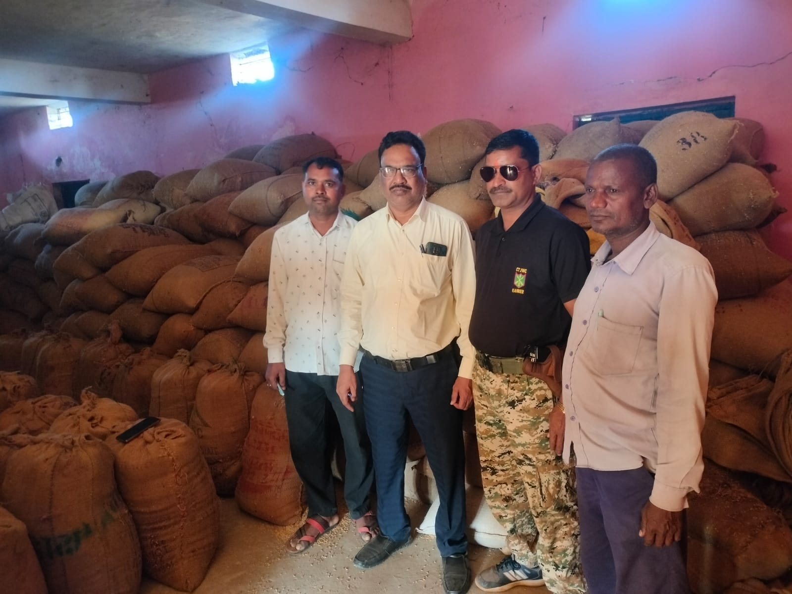 अवैध भंडराण करने वाले फुटकर व्यापरी से 162 क्विंटल धान&nbsp;जब्त