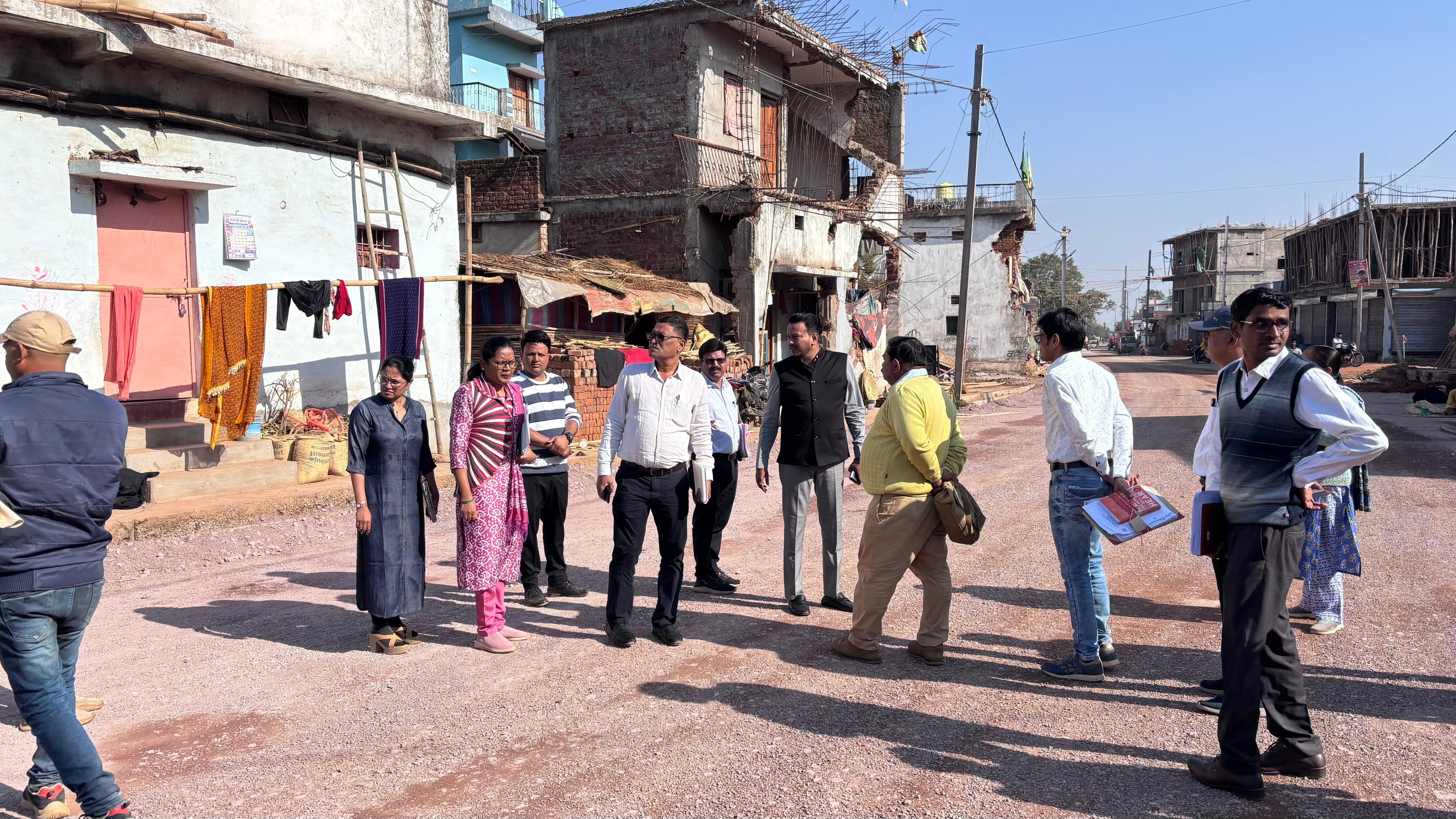 एडीबी के तहत बन रही,सड़क का किया पैदल मार्च खमियों का जायजा लिया……