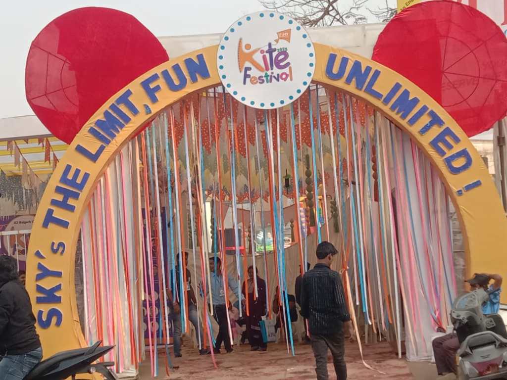 जे सी आई काईट फेस्टिवल बना लूट खसोट का अड्डा…. सामाजिक संस्था के इस आयोजन मे प्रवेश के लिए टिकट 50 रूपये है….. कूपन के नाम पर धड़ल्ले से बेच रहे है&nbsp;टिकट…