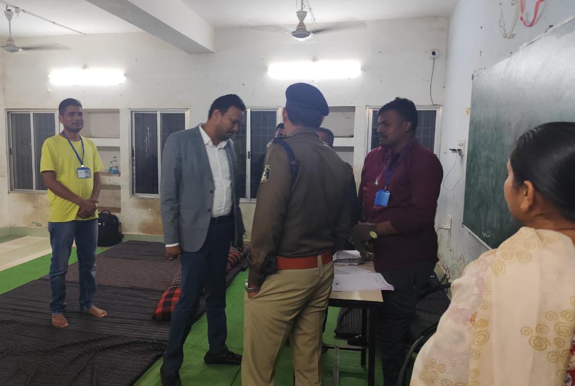 कलेक्टर और एसपी ने किया नगर पंचायतों के मतदान केंद्रों का&nbsp;निरीक्षण