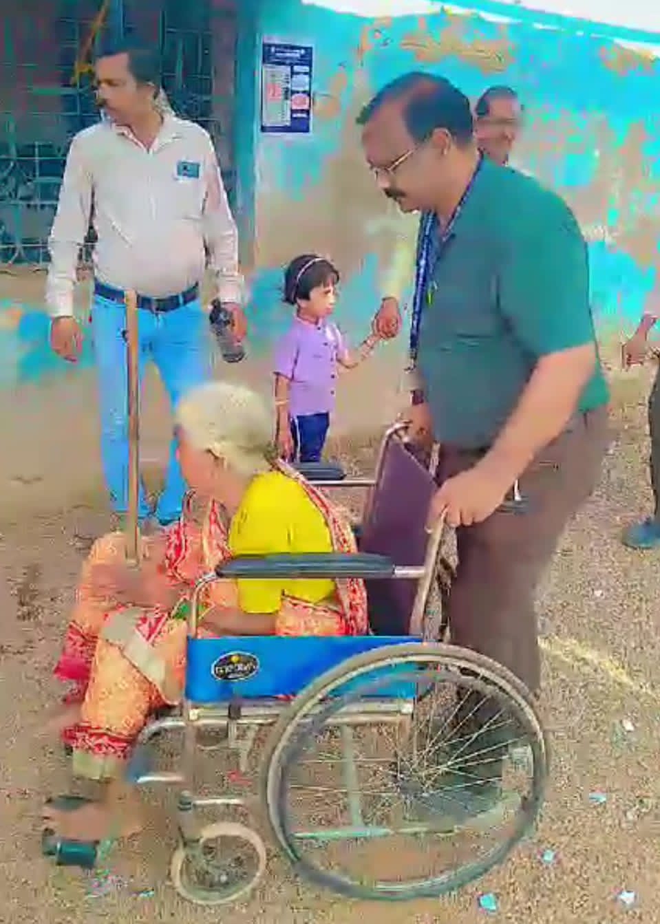 वृद्ध मतदाता की सहायता कर तहसीलदार ने पेश की&nbsp;मिसाल…..