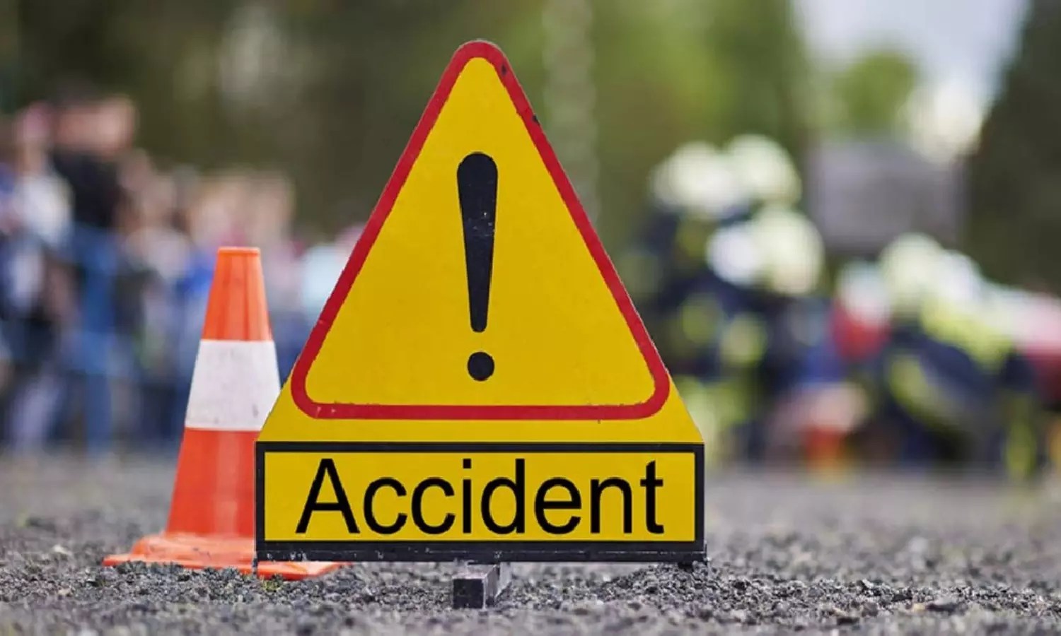 दुर्ग में कार-स्कूटी भिड़ंत, तहसीलदार ने निभाई मानवता की&nbsp;मिसाल