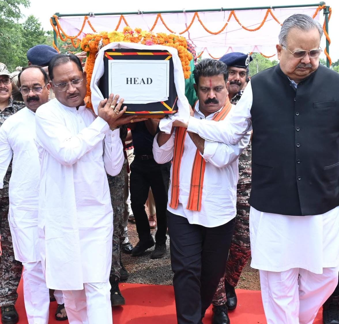 मुख्यमंत्री ने शहीद एएसपी आकाश राव गिरपुंजे को दी श्रद्धांजलि: पार्थिव शरीर को कंधा देकर दी अंतिम&nbsp;विदाई