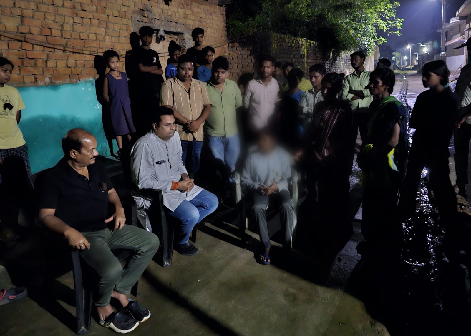 बेटी शिवानी को ढांढस बंधाने उमेश पटेल पहुंचे ठुसेकेला, संवेदना व्यक्त कर मृतकों को अर्पित की&nbsp;श्रद्धांजलि